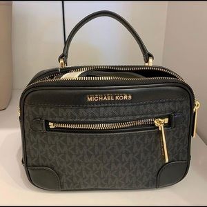 MICHAEL KORS CROSSBODY. CAMERA BAG